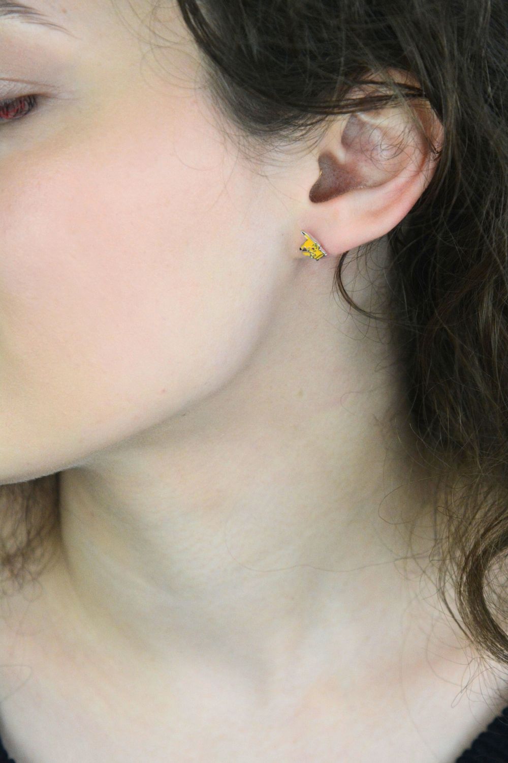 Urocze kolczyki dziecięce srebrne próby 925 w kształcie Pikachu. Model DIA-KLC-14001-925, wielkość 9 mm x 6 mm, waga 1,20 g, zapięcie na sztyft. Idealny prezent dla małych fanek Pokémonów.1.jpg