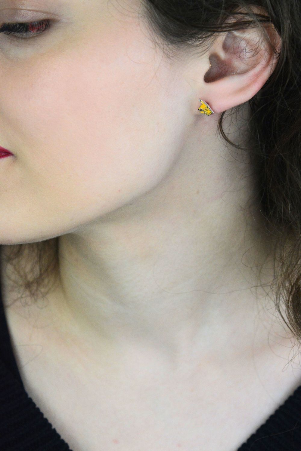 Urocze kolczyki dziecięce srebrne próby 925 w kształcie Pikachu. Model DIA-KLC-14001-925, wielkość 9 mm x 6 mm, waga 1,20 g, zapięcie na sztyft. Idealny prezent dla małych fanek Pokémonów.1.jpg