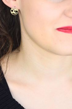 Złote kolczyki chanelki 585 – modne kolczyki na sztyft (2).jpg