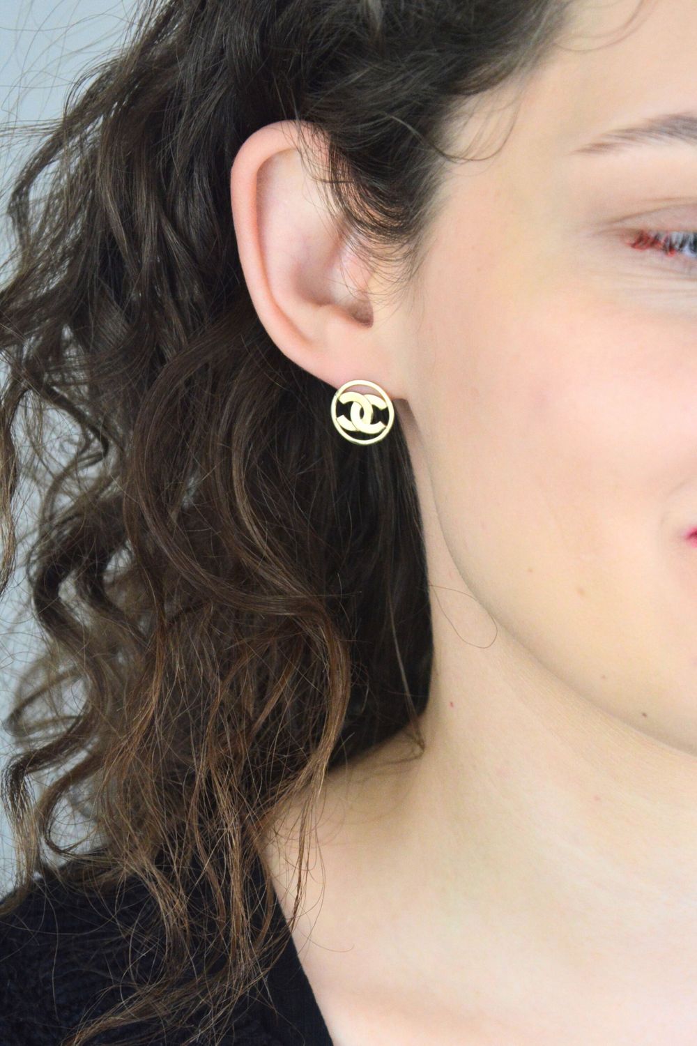 Złote kolczyki damskie chanelki 585 na sztyft – modne i eleganckie.jpg