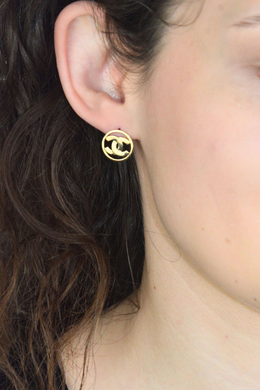 Złote kolczyki damskie chanelki 585 na sztyft – modne i eleganckie.jpg
