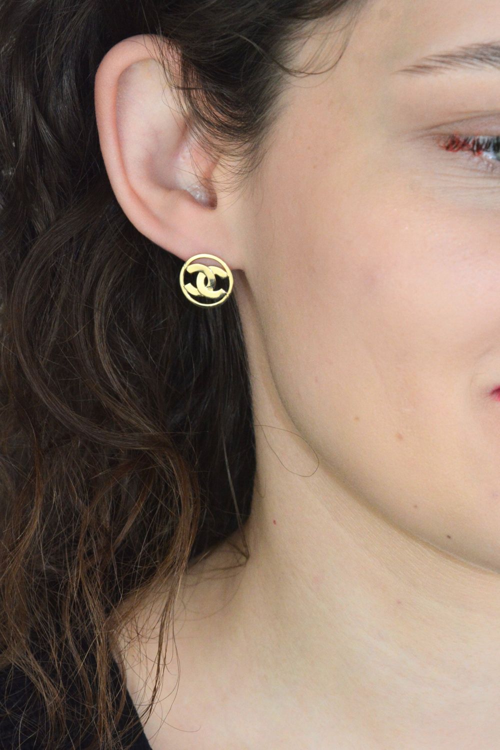 Złote kolczyki damskie chanelki 585 na sztyft – modne i eleganckie.jpg