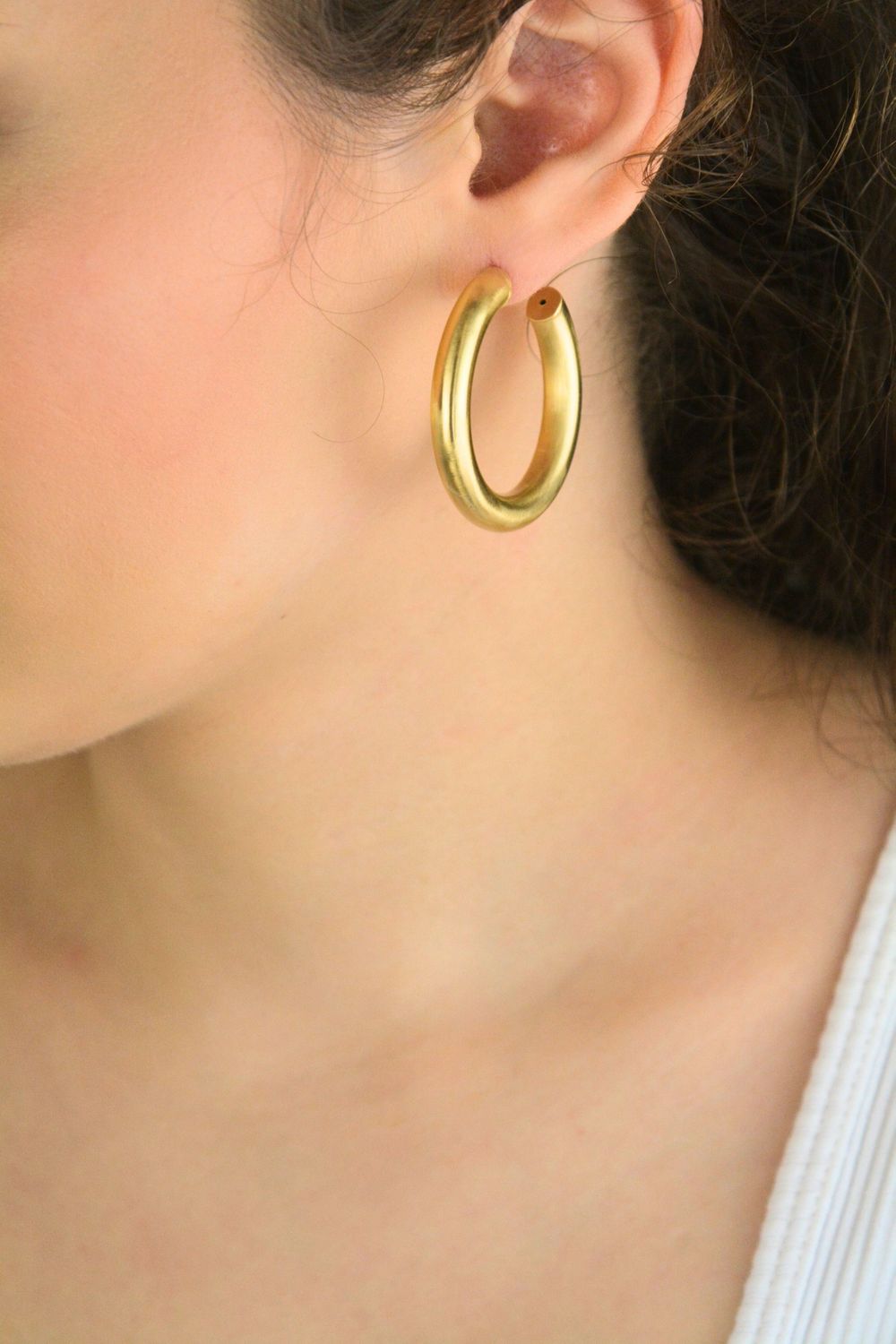 Eleganckie kolczyki damskie koła ze srebra próby 925, pozłacane, matowe wykończenie, zapięcie na sztyft. Stylowy dodatek o długości 4 cm.1.jpg