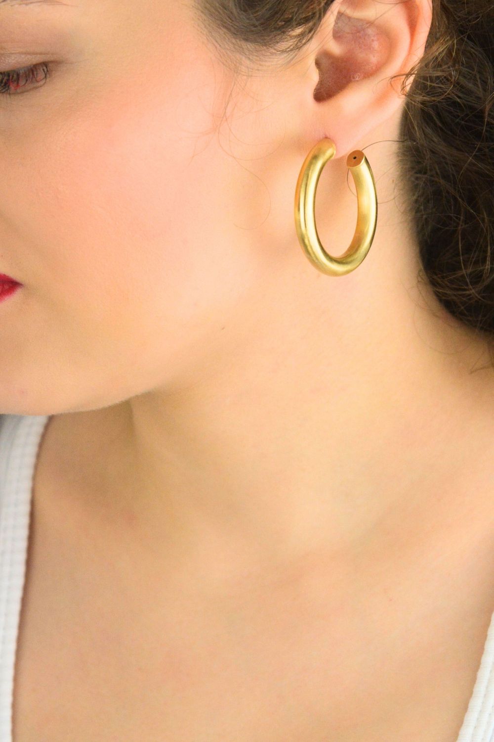 Eleganckie kolczyki damskie koła ze srebra próby 925, pozłacane, matowe wykończenie, zapięcie na sztyft. Stylowy dodatek o długości 4 cm.1.jpg