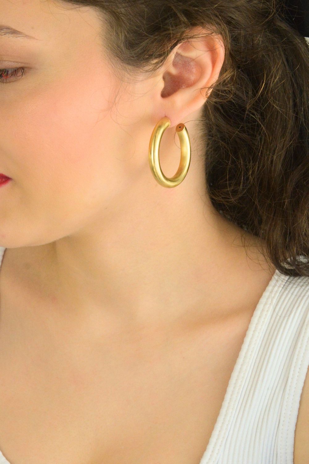 Eleganckie kolczyki damskie koła ze srebra próby 925, pozłacane, matowe wykończenie, zapięcie na sztyft. Stylowy dodatek o długości 4 cm.1.jpg