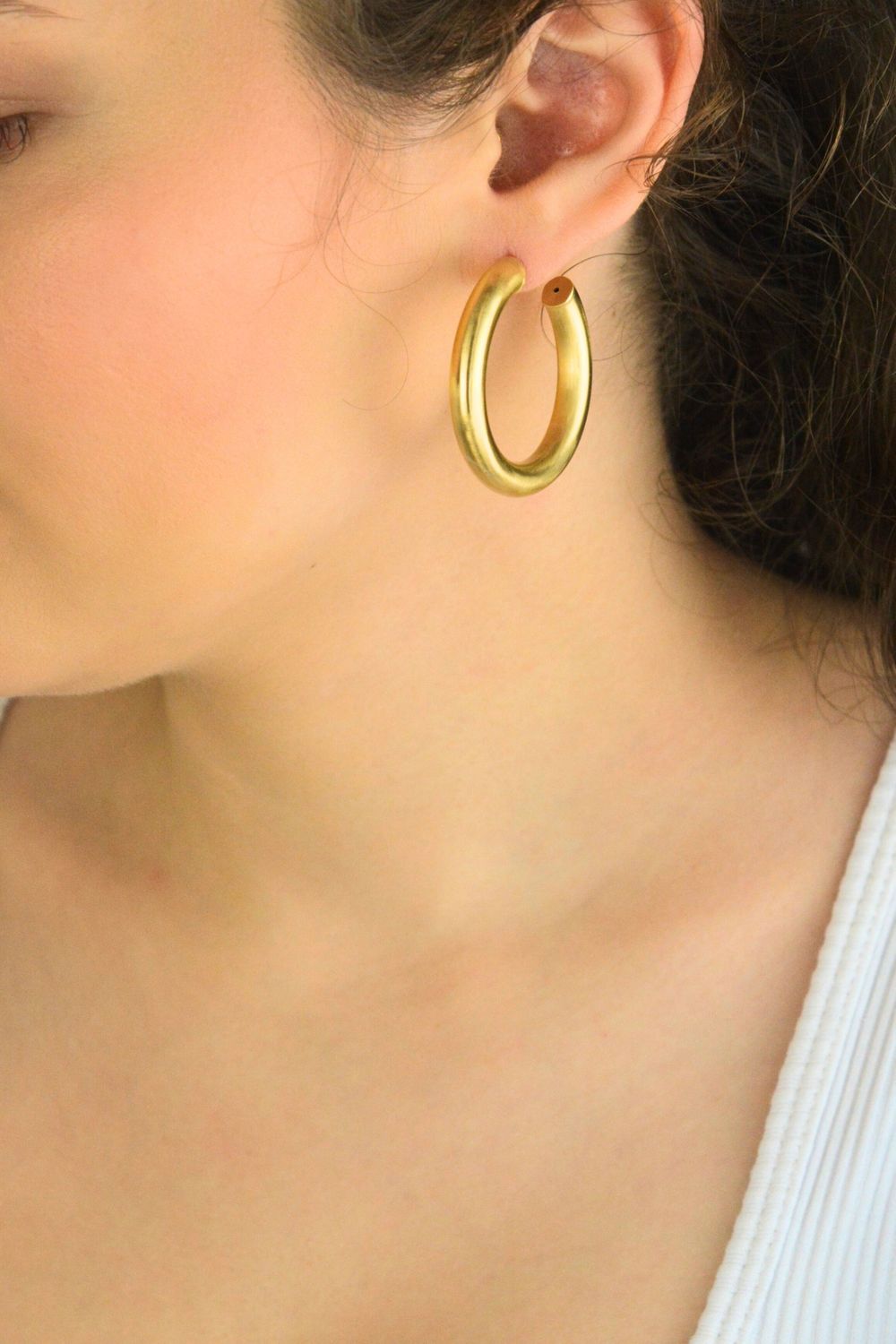 Eleganckie kolczyki damskie koła ze srebra próby 925, pozłacane, matowe wykończenie, zapięcie na sztyft. Stylowy dodatek o długości 4 cm.1.jpg