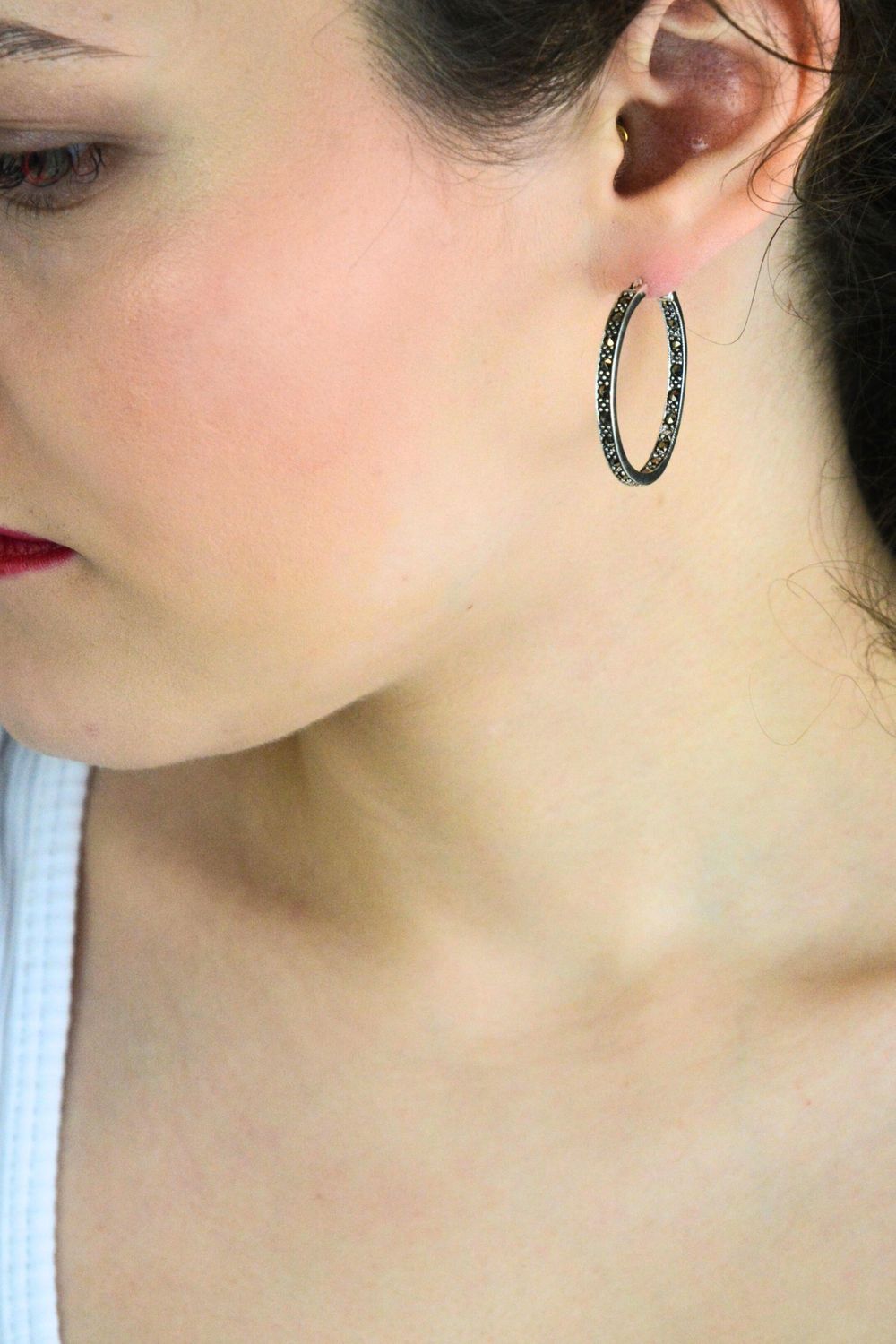 Kolczyki damskie ze srebra próby 925 DIA-KLC-14057-925 w formie kół, zdobione markazytami. Zapięcie kreol, długość 3,5 cm, szerokość 3 mm, waga 8,84 g. Elegancka biżuteria na co dzień i na prezent.1.jpg