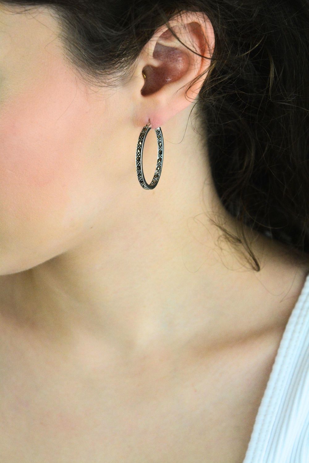 Kolczyki damskie ze srebra próby 925 DIA-KLC-14057-925 w formie kół, zdobione markazytami. Zapięcie kreol, długość 3,5 cm, szerokość 3 mm, waga 8,84 g. Elegancka biżuteria na co dzień i na prezent.1.jpg