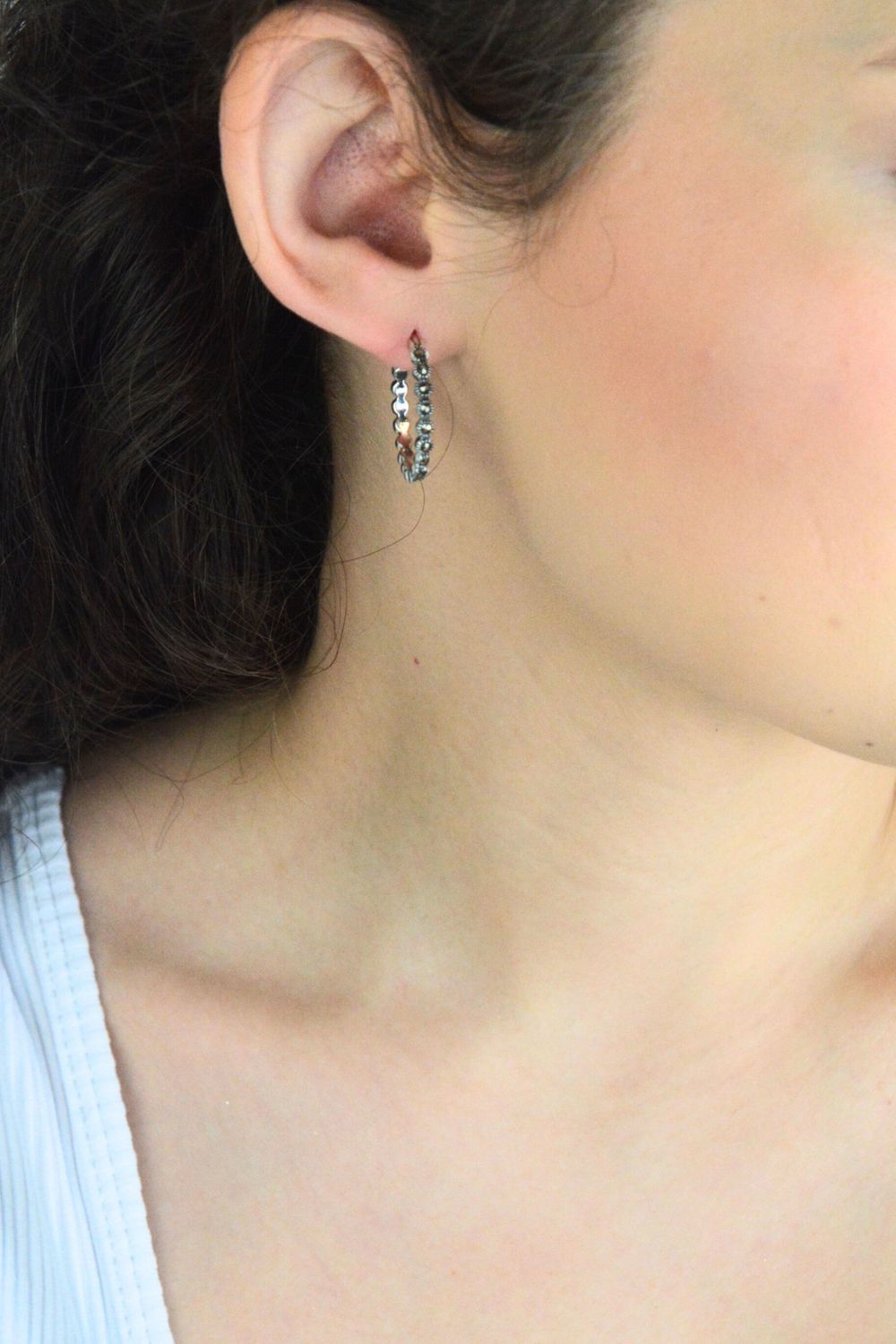 Kolczyki damskie ze srebra próby 925 w formie kół, zdobione markazytami. Zapięcie typu kreol, długość 2,2 cm, szerokość 2 mm, waga 4,55 g. Elegancka biżuteria na co dzień i na prezent.1.jpg