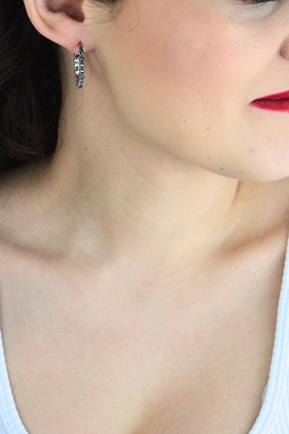 Kolczyki damskie ze srebra próby 925 w formie kół, zdobione markazytami. Zapięcie typu kreol, długość 2,2 cm, szerokość 2 mm, waga 4,55 g. Elegancka biżuteria na co dzień i na prezent.1.jpg