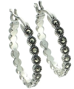 Kolczyki damskie ze srebra próby 925 w formie kół, zdobione markazytami. Zapięcie typu kreol, długość 2,2 cm, szerokość 2 mm, waga 4,55 g. Elegancka biżuteria na co dzień i na prezent.1.jpg