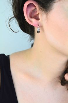 Eleganckie srebrne kolczyki damskie z motywem grawerowanej drogi greckiej, wykonane z wysokiej jakości srebra próby 925 (2).jpg