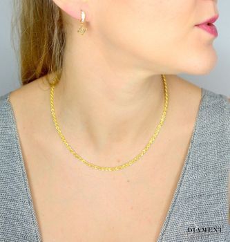 Złote kolczyki 585 wiszące kosteczki DIA-KLC-1418-585 💎 Złote kolczyki z wiszącą cyrkonią zamkniętą w złoty kwadracik (2).JPG