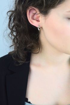 Złote kolczyki 333 z cyrkoniami – angielskie zapięcie eleganckie (3).jpg