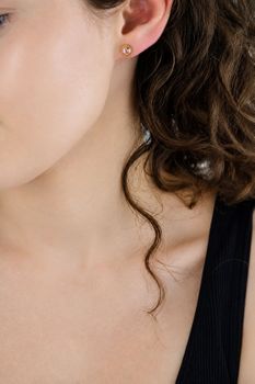 Złote okrągłe kolczyki damskie z różową cyrkonią i grawerowanymi brzegami. Wykonane ze złota próby 333, delikatne i eleganckie, odpowiednie także dla dziecka.v.jpg