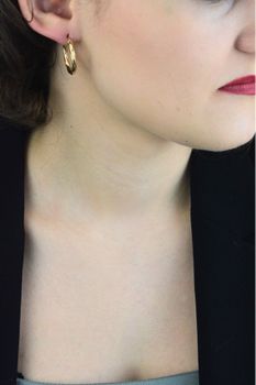 Złote kolczyki owalne tłoczone 375 – modne kółka 2,5 cm  eleganckie i stylowe (1).jpg