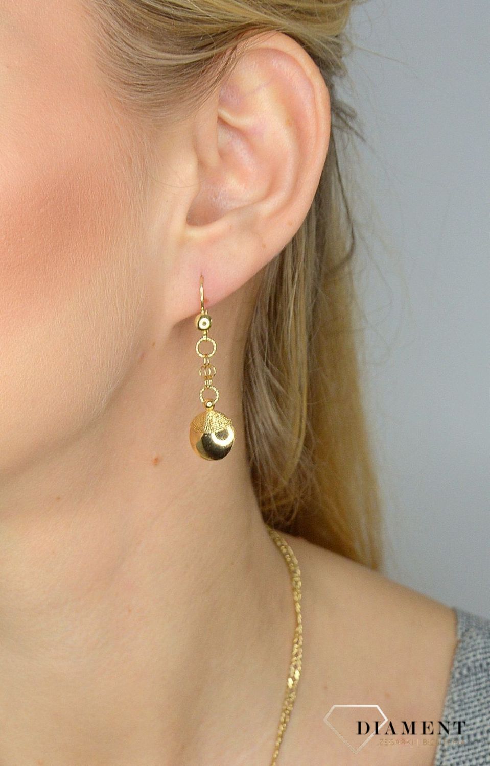 Złote kolczyki 585 wiszące DIA-KLC-1425-585 💎 Złote kolczyki w formie wiszącej łezki, jedna z nich została wykonana z białego złota.jpg