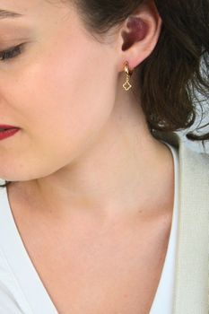 Kolczyki złote koła z koniczynką pr. 585 – wisząca zawieszka, elegancka biżuteria (3).jpg