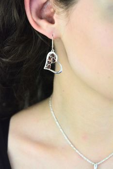 Srebrne kolczyki serca 925 z brązowym bursztynemol (2).jpg