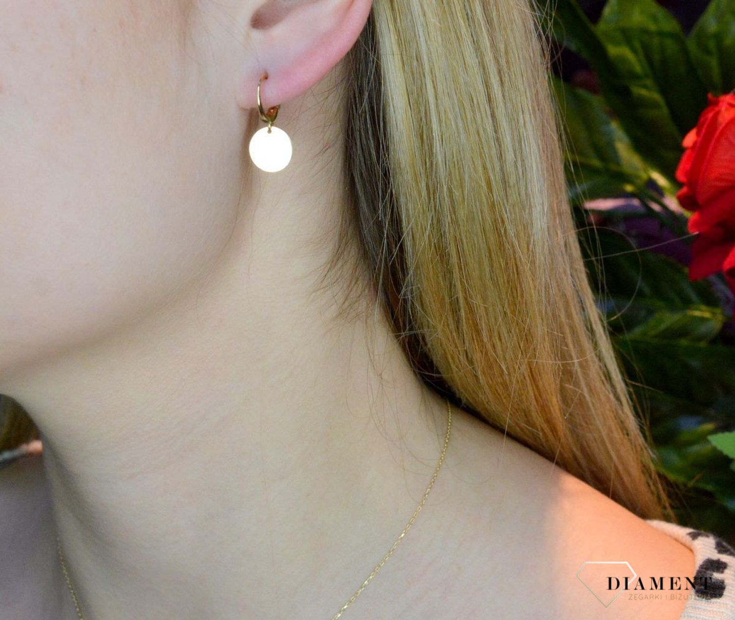 Złote kolczyki 585 okrągłe blaszki wiszące DIA-KLC-155.275-585. Wyjątkowe kolczyki wiszące blaszki ukazują kolejną odsłonę biżuterii, w której został przełamany ponadczasowym blaskiem wyjątkowego kruszcu. Delikatne kolcz.jpg