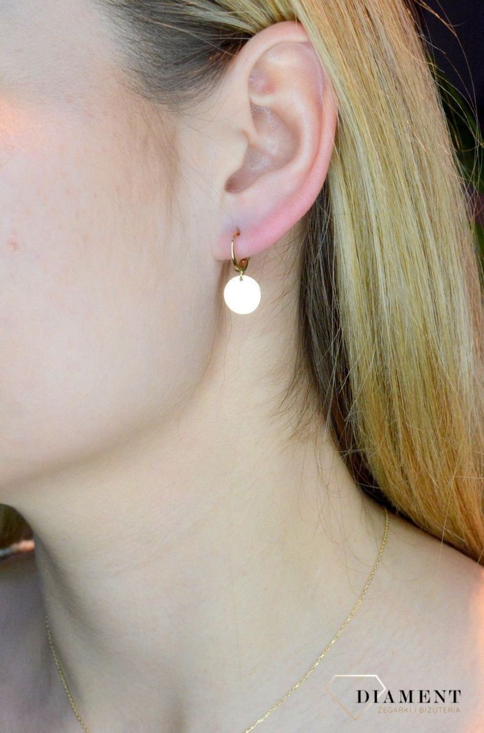 Złote kolczyki 585 okrągłe blaszki wiszące DIA-KLC-155.275-585. Wyjątkowe kolczyki wiszące blaszki ukazują kolejną odsłonę biżuterii, w której został przełamany ponadczasowym blaskiem wyjątkowego kruszcu. Delikatne kolcz.jpg