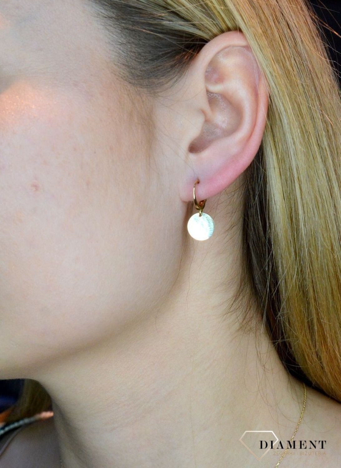Złote kolczyki 585 okrągłe blaszki wiszące DIA-KLC-155.275-585. Wyjątkowe kolczyki wiszące blaszki ukazują kolejną odsłonę biżuterii, w której został przełamany ponadczasowym blaskiem wyjątkowego kruszcu. Delikatne kolcz.jpg