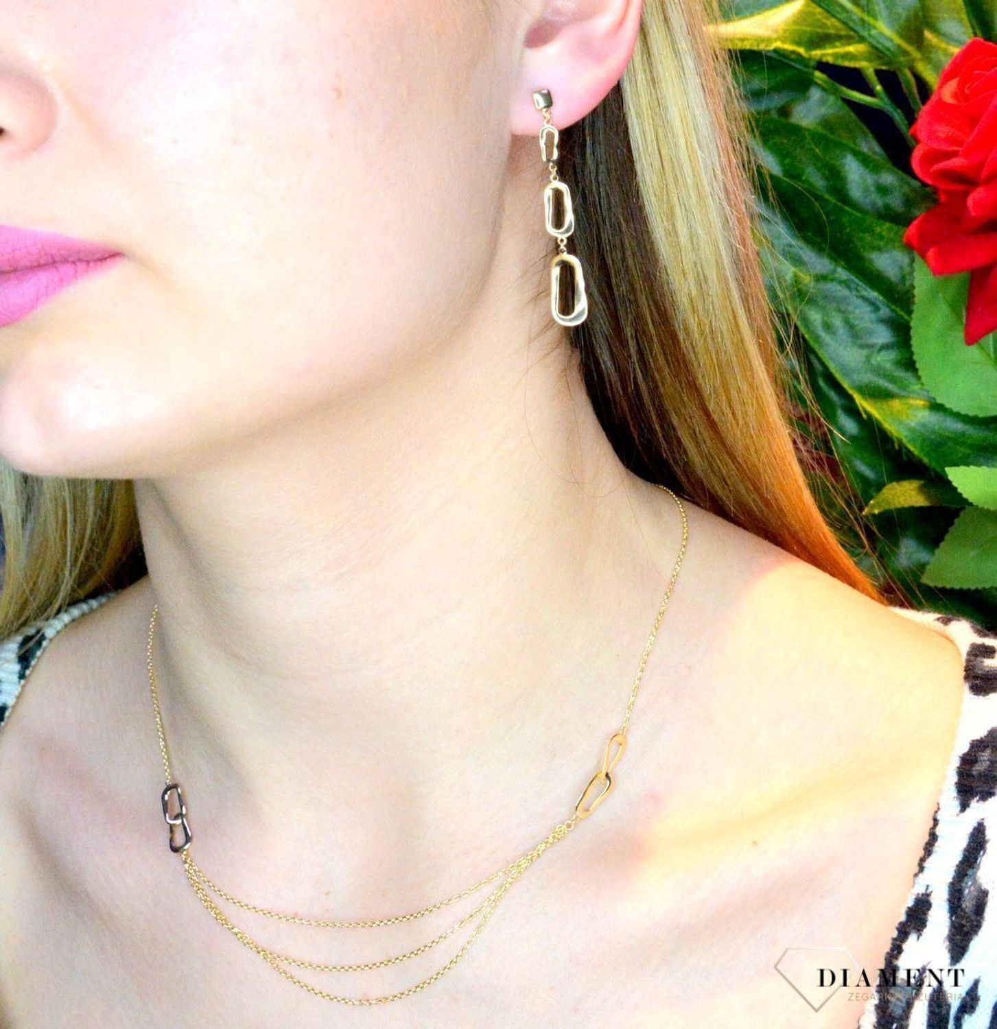 Złote kolczyki 585 wiszące podłużne elementy DIA-KLC-156.024-585.Złote kolczyki wykonane z najwyższej jakości żółtego złota, próba 585, waga około 2,14 gram. Kolczyki w minimalistycznym stylu, wpisujące się w obecne tren.jpg