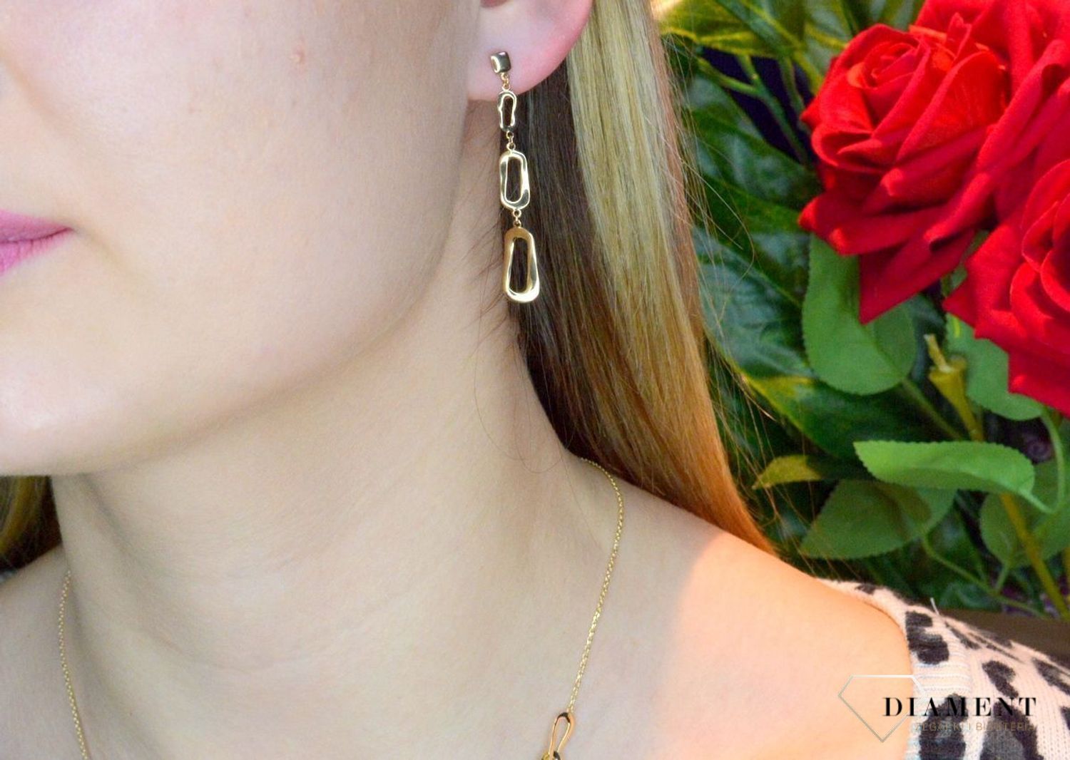 Złote kolczyki 585 wiszące podłużne elementy DIA-KLC-156.024-585.Złote kolczyki wykonane z najwyższej jakości żółtego złota, próba 585, waga około 2,14 gram. Kolczyki w minimalistycznym stylu, wpisujące się w obecne tren.jpg