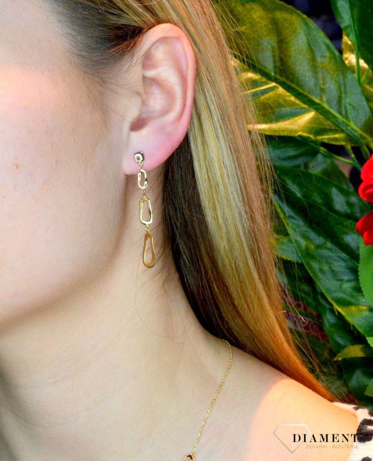 Złote kolczyki 585 wiszące podłużne elementy DIA-KLC-156.024-585.Złote kolczyki wykonane z najwyższej jakości żółtego złota, próba 585, waga około 2,14 gram. Kolczyki w minimalistycznym stylu, wpisujące się w obecne tren.jpg