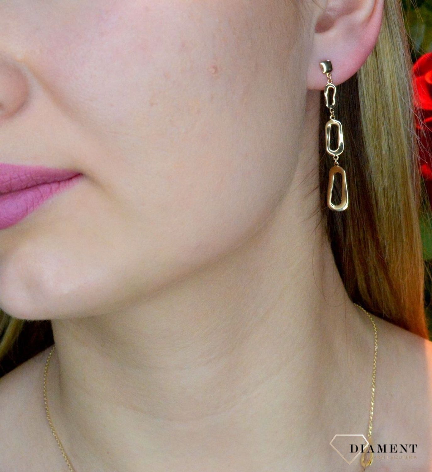 Złote kolczyki 585 wiszące podłużne elementy DIA-KLC-156.024-585.Złote kolczyki wykonane z najwyższej jakości żółtego złota, próba 585, waga około 2,14 gram. Kolczyki w minimalistycznym stylu, wpisujące się w obecne tren.jpg