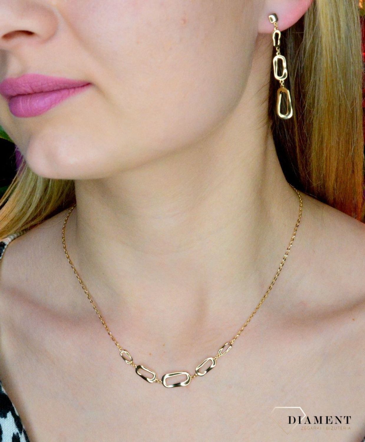 Złote kolczyki 585 wiszące podłużne elementy DIA-KLC-156.024-585.Złote kolczyki wykonane z najwyższej jakości żółtego złota, próba 585, waga około 2,14 gram. Kolczyki w minimalistycznym stylu, wpisujące się w obecne tren.jpg