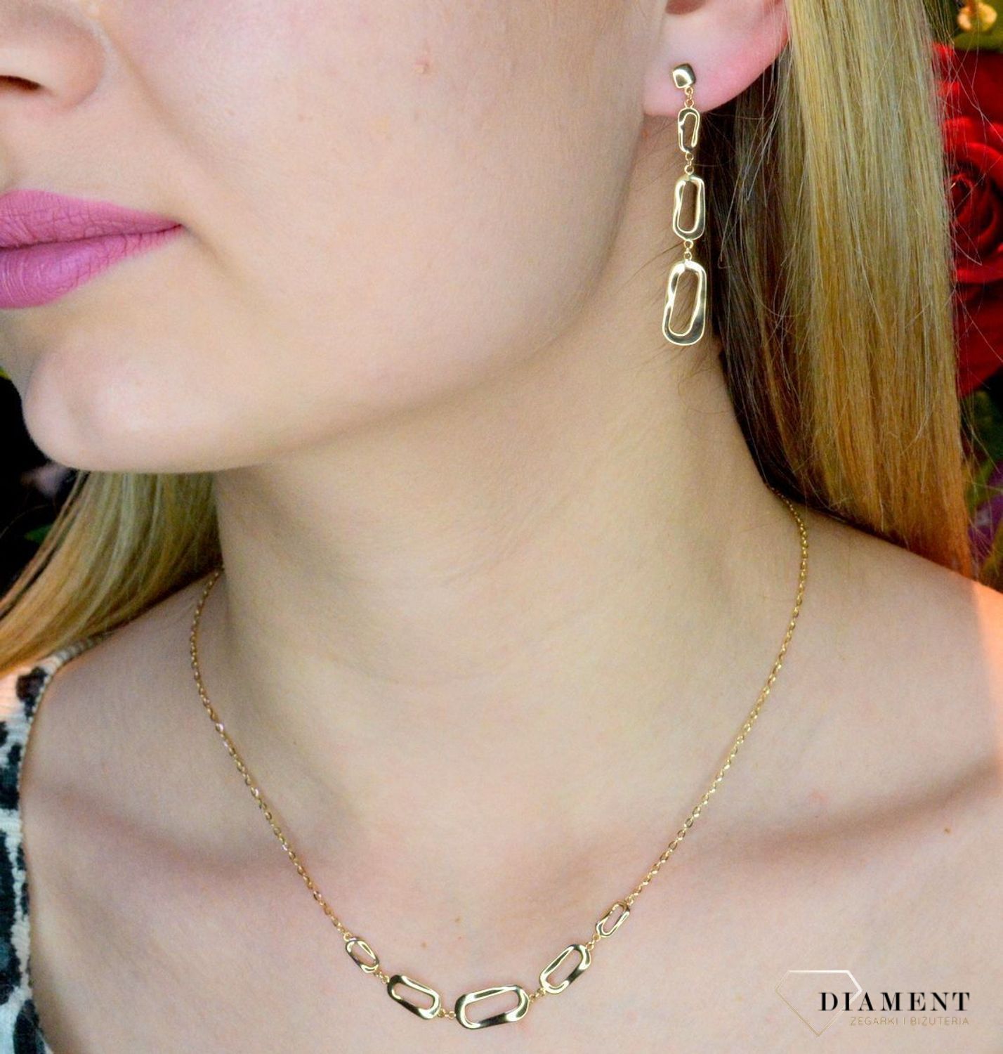 Złote kolczyki 585 wiszące podłużne elementy DIA-KLC-156.024-585.Złote kolczyki wykonane z najwyższej jakości żółtego złota, próba 585, waga około 2,14 gram. Kolczyki w minimalistycznym stylu, wpisujące się w obecne tren.jpg