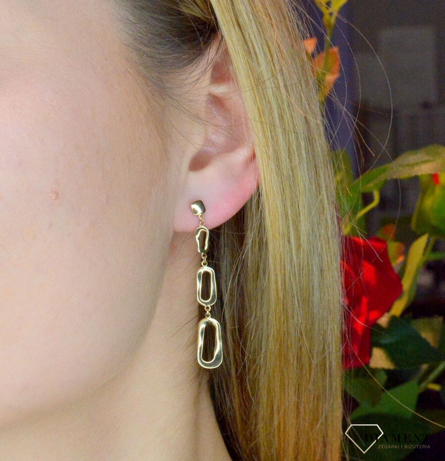 Złote kolczyki 585 wiszące podłużne elementy DIA-KLC-156.024-585.Złote kolczyki wykonane z najwyższej jakości żółtego złota, próba 585, waga około 2,14 gram. Kolczyki w minimalistycznym stylu, wpisujące się w obecne tren.jpg