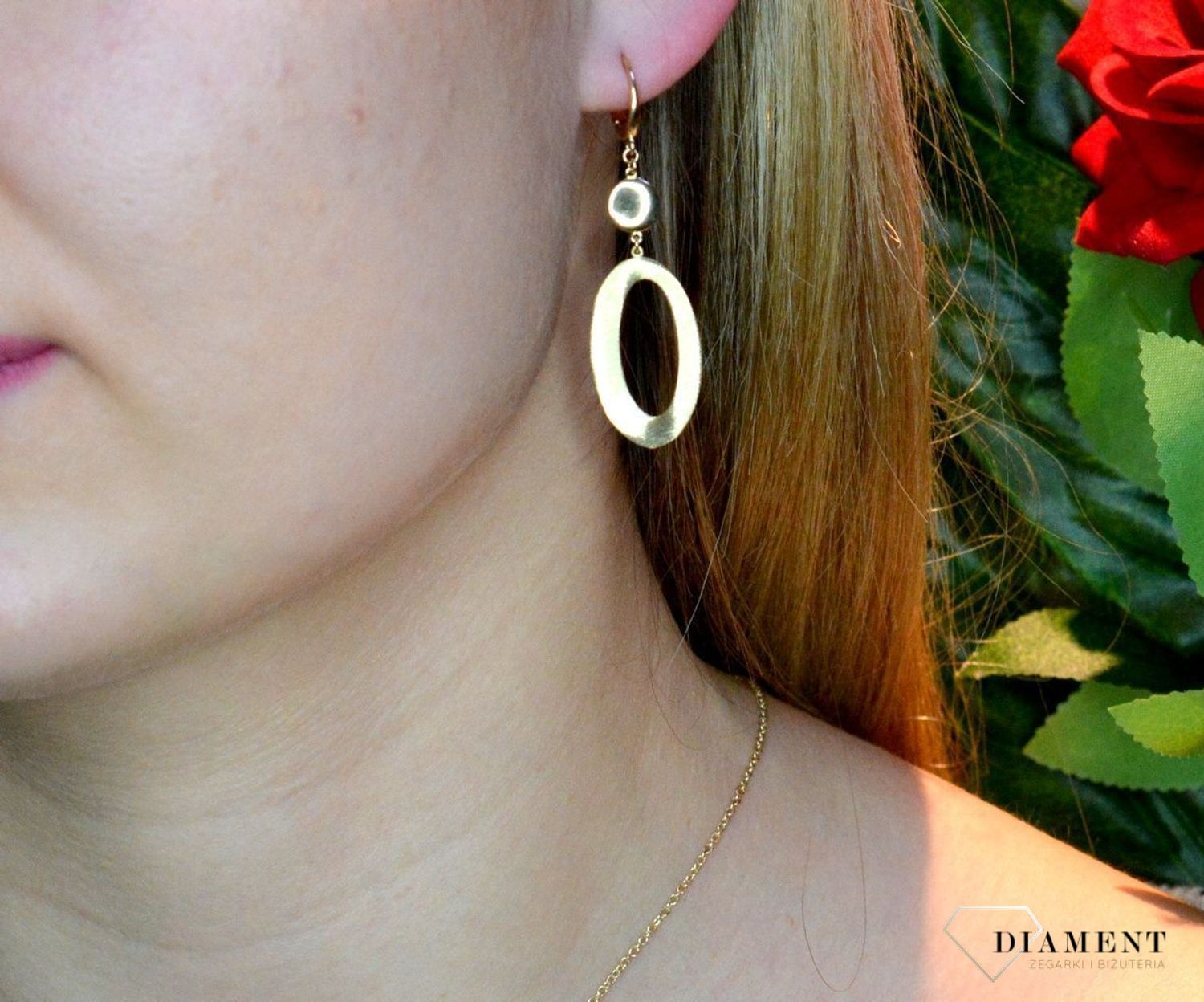 Złote kolczyki 585 wiszący owalny element DIA-KLC-156.041-585. Złote kolczyki wykonane z najwyższej jakości żółtego złota, próba 585, waga około 4,75 gram. Kolczyki w minimalistycznym stylu, wpisujące się w obecne trendy.jpg