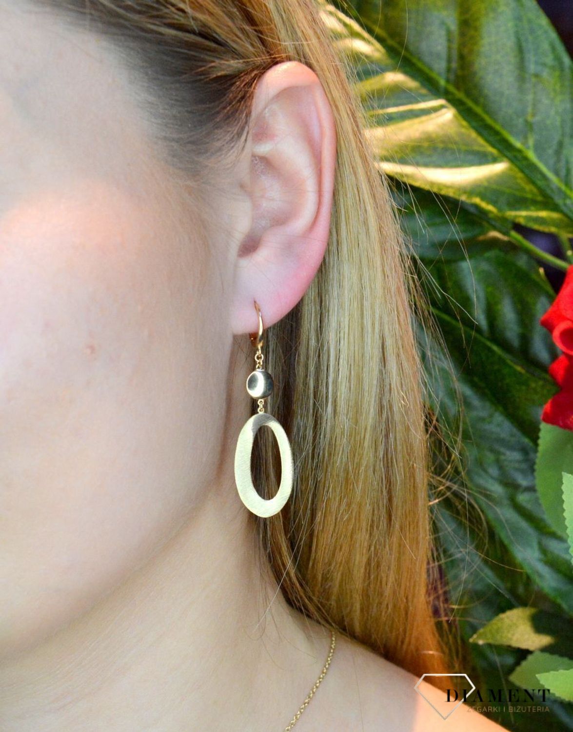 Złote kolczyki 585 wiszący owalny element DIA-KLC-156.041-585. Złote kolczyki wykonane z najwyższej jakości żółtego złota, próba 585, waga około 4,75 gram. Kolczyki w minimalistycznym stylu, wpisujące się w obecne trendy.jpg