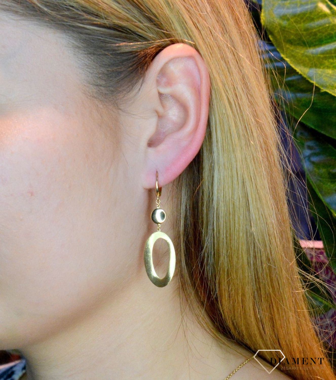 Złote kolczyki 585 wiszący owalny element DIA-KLC-156.041-585. Złote kolczyki wykonane z najwyższej jakości żółtego złota, próba 585, waga około 4,75 gram. Kolczyki w minimalistycznym stylu, wpisujące się w obecne trendy.jpg