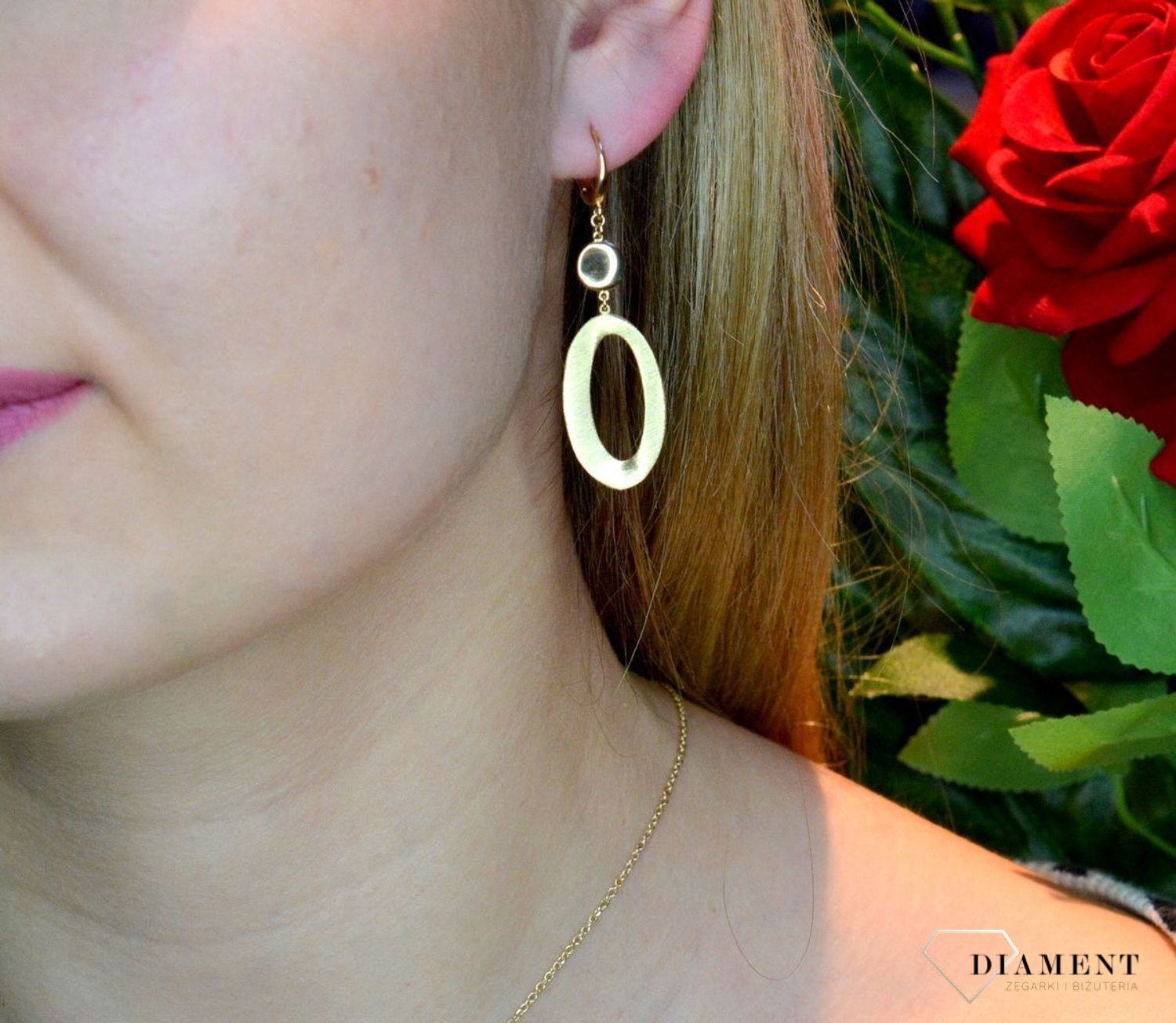 Złote kolczyki 585 wiszący owalny element DIA-KLC-156.041-585. Złote kolczyki wykonane z najwyższej jakości żółtego złota, próba 585, waga około 4,75 gram. Kolczyki w minimalistycznym stylu, wpisujące się w obecne trendy.jpg