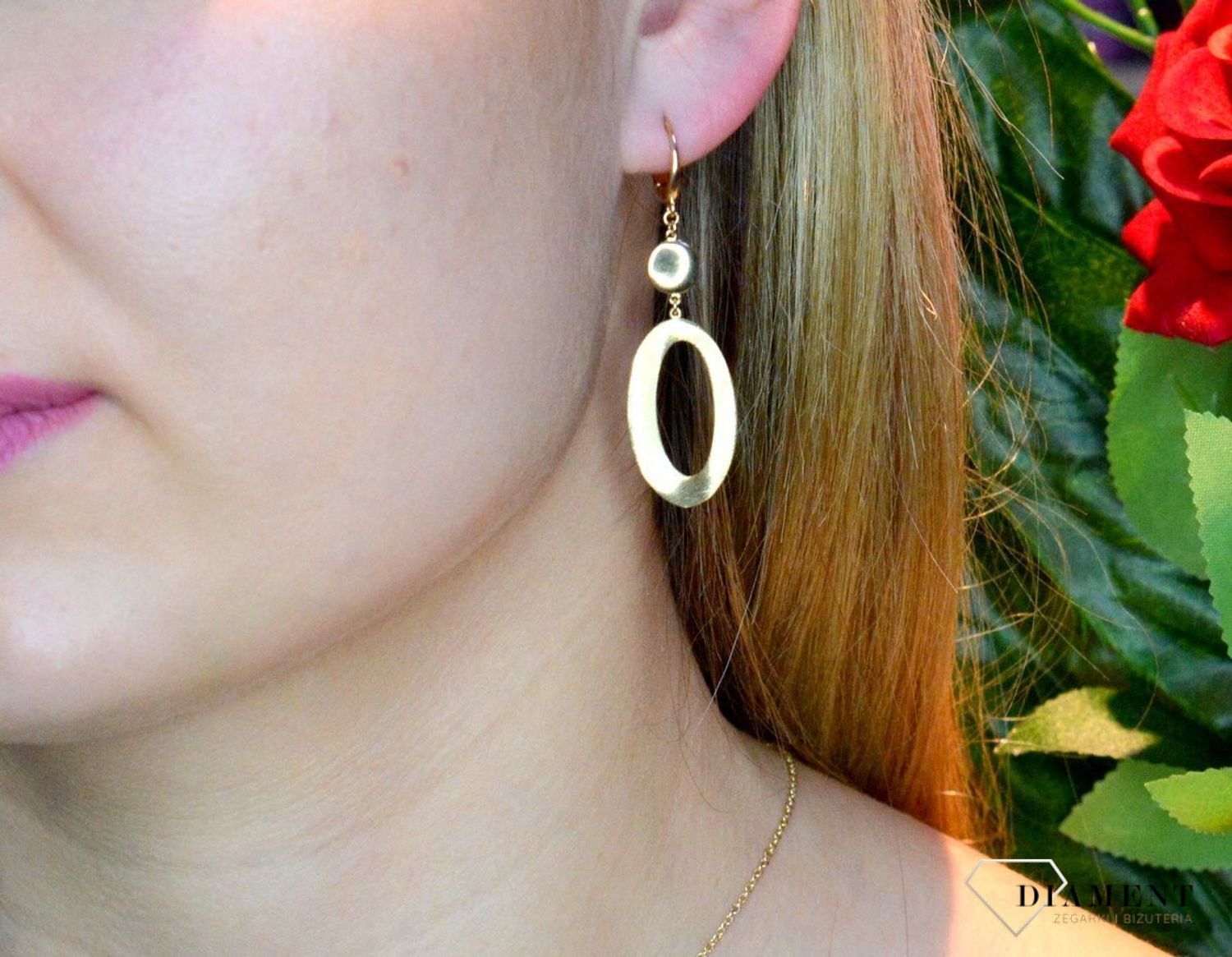 Złote kolczyki 585 wiszący owalny element DIA-KLC-156.041-585. Złote kolczyki wykonane z najwyższej jakości żółtego złota, próba 585, waga około 4,75 gram. Kolczyki w minimalistycznym stylu, wpisujące się w obecne trendy.jpg