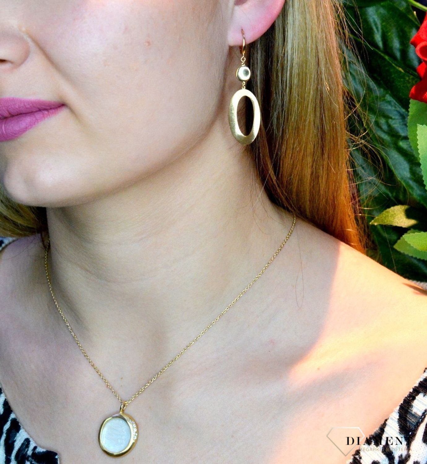 Złote kolczyki 585 wiszący owalny element DIA-KLC-156.041-585. Złote kolczyki wykonane z najwyższej jakości żółtego złota, próba 585, waga około 4,75 gram. Kolczyki w minimalistycznym stylu, wpisujące się w obecne trendy.jpg