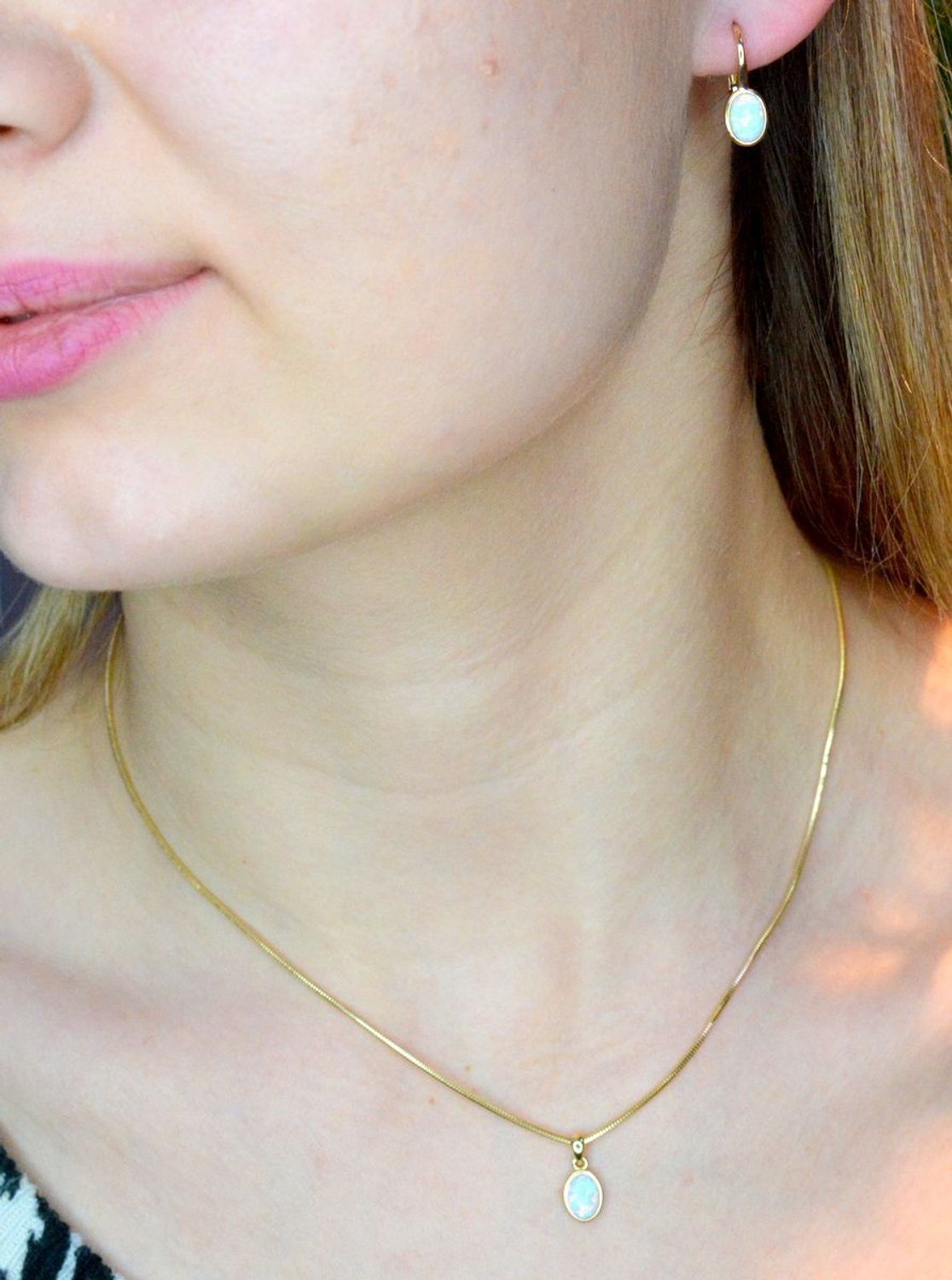 Złote kolczyki 585 wiszące z opalem DIA-KLC-156.100K-585.  Cudowne, błyszczące idealnie wykończone złote kolczyki. Kolczyki z wygodnym zapięciem bigiel angielski- bardzo wygodne i klasyczne zapięcie. Kolczyki można połąc.jpg