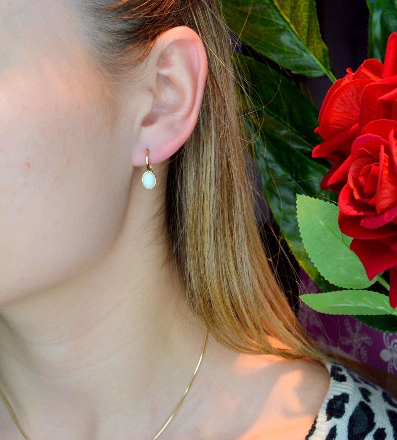 Złote kolczyki 585 wiszące z opalem DIA-KLC-156.100K-585.  Cudowne, błyszczące idealnie wykończone złote kolczyki. Kolczyki z wygodnym zapięciem bigiel angielski- bardzo wygodne i klasyczne zapięcie. Kolczyki można połąc.jpg