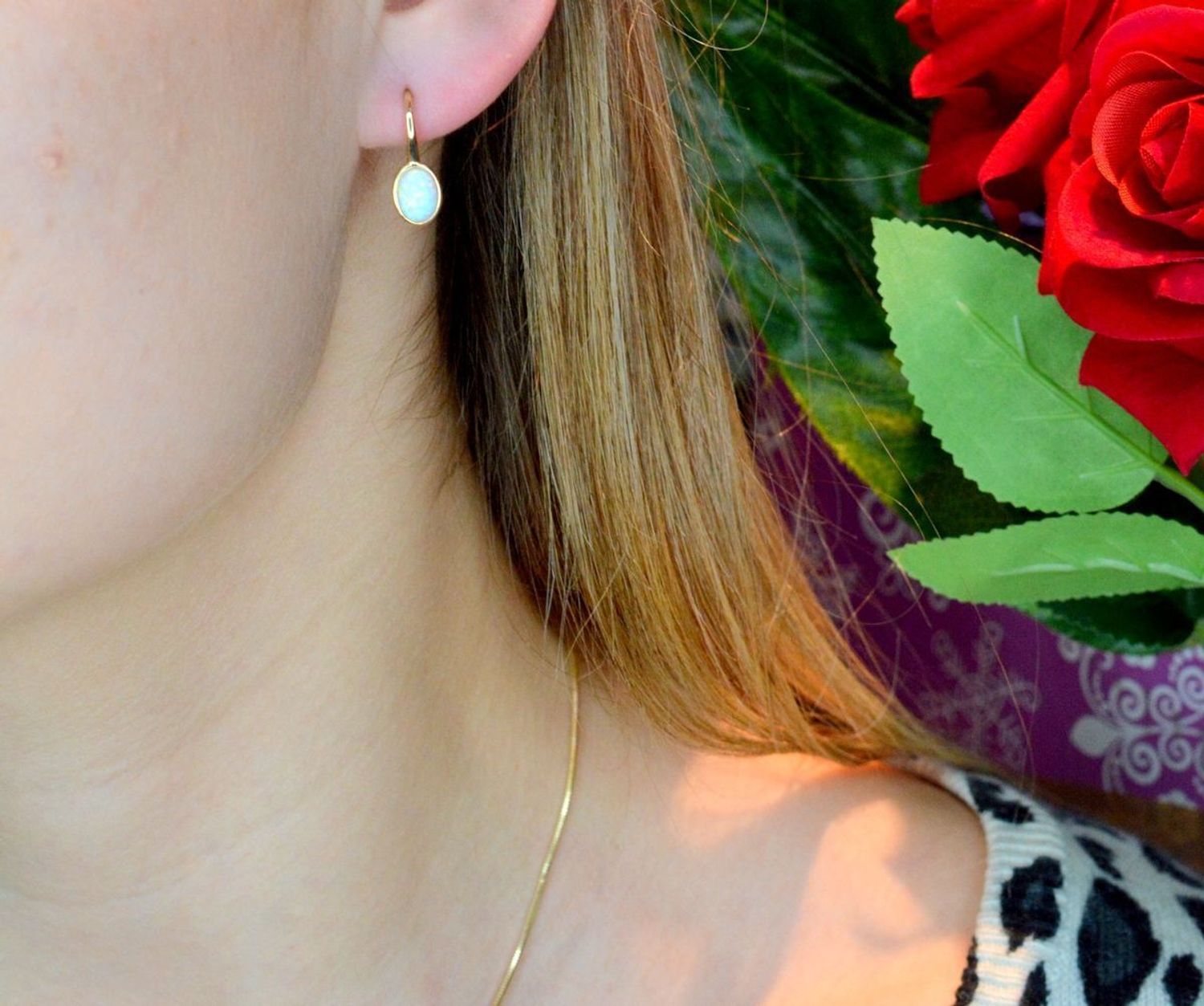 Złote kolczyki 585 wiszące z opalem DIA-KLC-156.100K-585.  Cudowne, błyszczące idealnie wykończone złote kolczyki. Kolczyki z wygodnym zapięciem bigiel angielski- bardzo wygodne i klasyczne zapięcie. Kolczyki można połąc.jpg