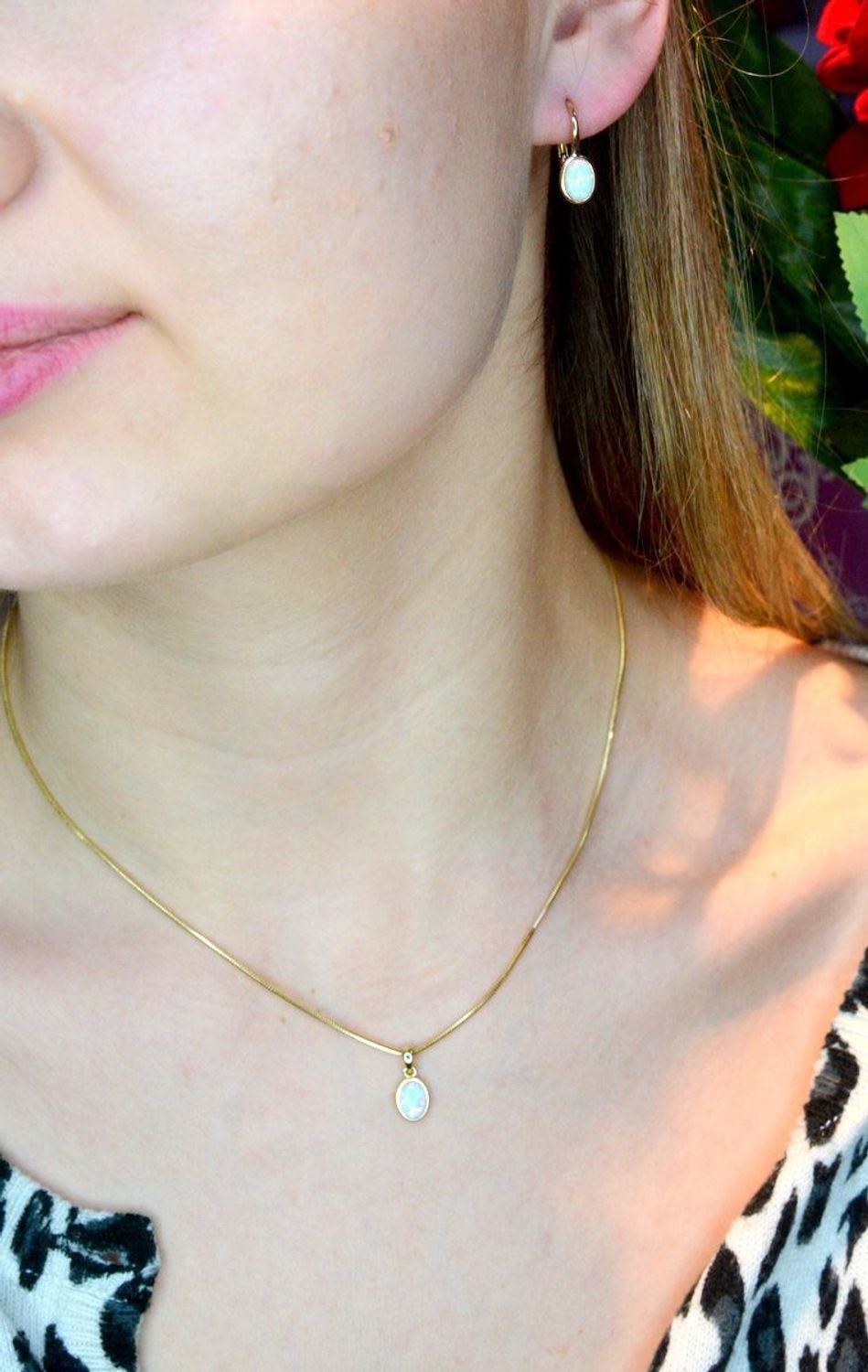 Złote kolczyki 585 wiszące z opalem DIA-KLC-156.100K-585.  Cudowne, błyszczące idealnie wykończone złote kolczyki. Kolczyki z wygodnym zapięciem bigiel angielski- bardzo wygodne i klasyczne zapięcie. Kolczyki można połąc.jpg