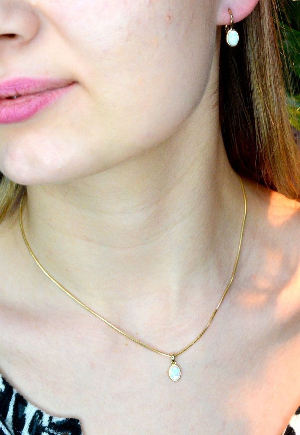 Złote kolczyki 585 wiszące z opalem DIA-KLC-156.100K-585.  Cudowne, błyszczące idealnie wykończone złote kolczyki. Kolczyki z wygodnym zapięciem bigiel angielski- bardzo wygodne i klasyczne zapięcie. Kolczyki można połąc.jpg