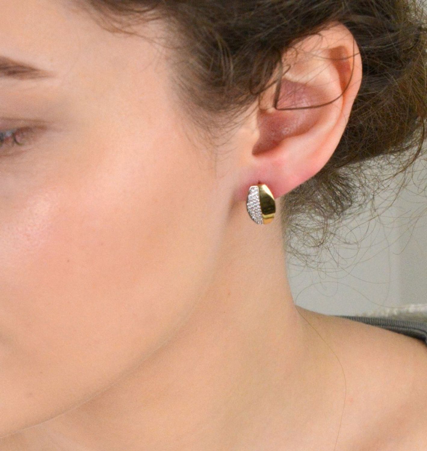 Kolczyki złote owalne z zapięciem angielskim, zdobione białymi cyrkoniami – pr. 333, 2,55 g DIA-KLC-1574-333 Eleganckie złote kolczyki owalne, ozdobione rzędem lśniących białych cyrkonii1.jpg