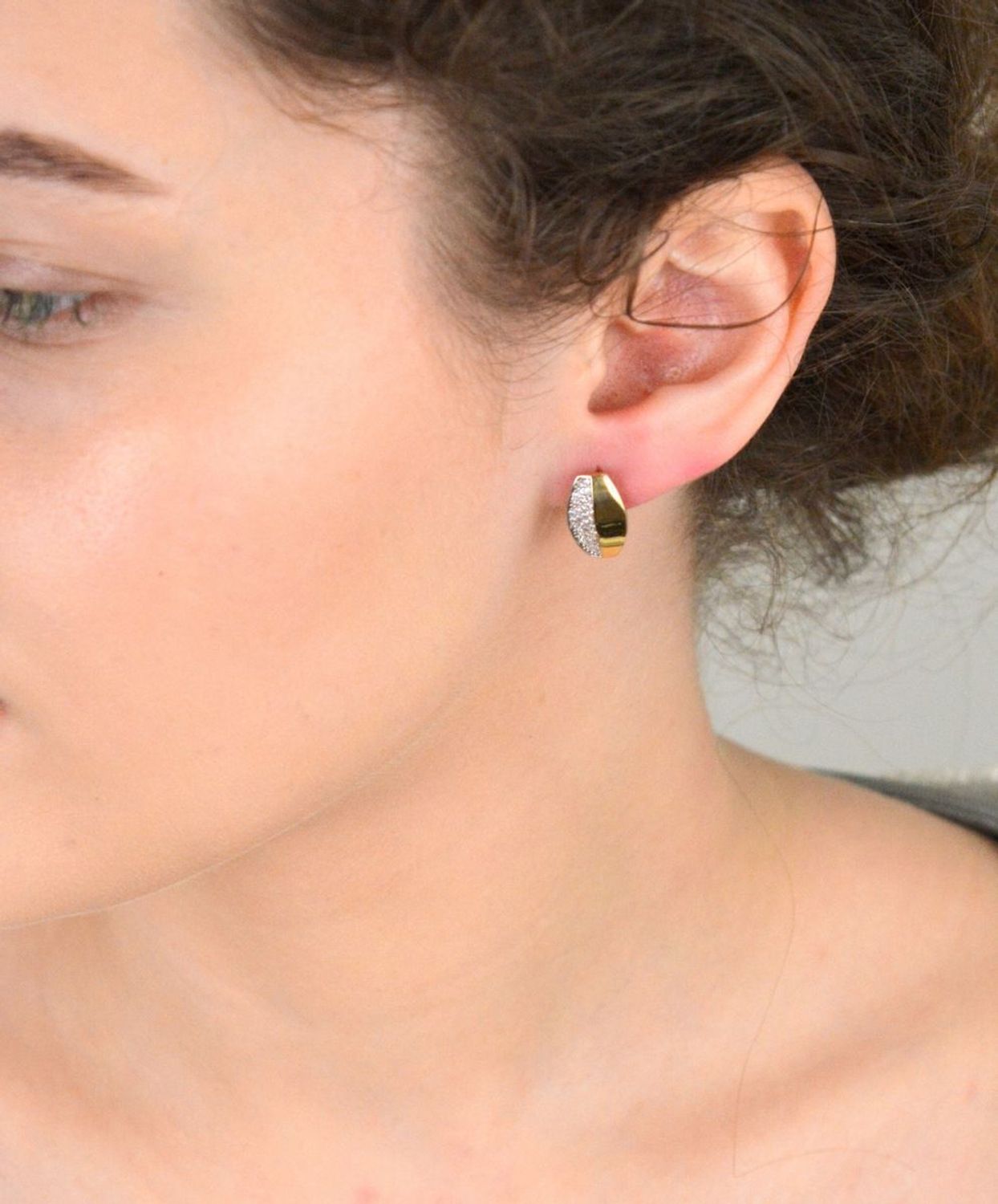 Kolczyki złote owalne z zapięciem angielskim, zdobione białymi cyrkoniami – pr. 333, 2,55 g DIA-KLC-1574-333 Eleganckie złote kolczyki owalne, ozdobione rzędem lśniących białych cyrkonii1.jpg