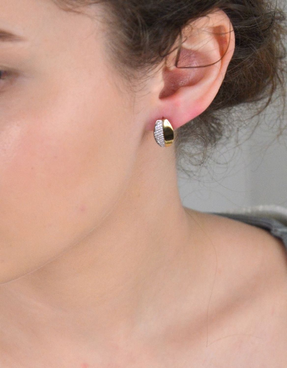 Kolczyki złote owalne z zapięciem angielskim, zdobione białymi cyrkoniami – pr. 333, 2,55 g DIA-KLC-1574-333 Eleganckie złote kolczyki owalne, ozdobione rzędem lśniących białych cyrkonii1.jpg