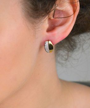 Kolczyki złote owalne z zapięciem angielskim, zdobione białymi cyrkoniami – pr. 333, 2,55 g DIA-KLC-1574-333 Eleganckie złote kolczyki owalne, ozdobione rzędem lśniących białych cyrkoni (4).JPG