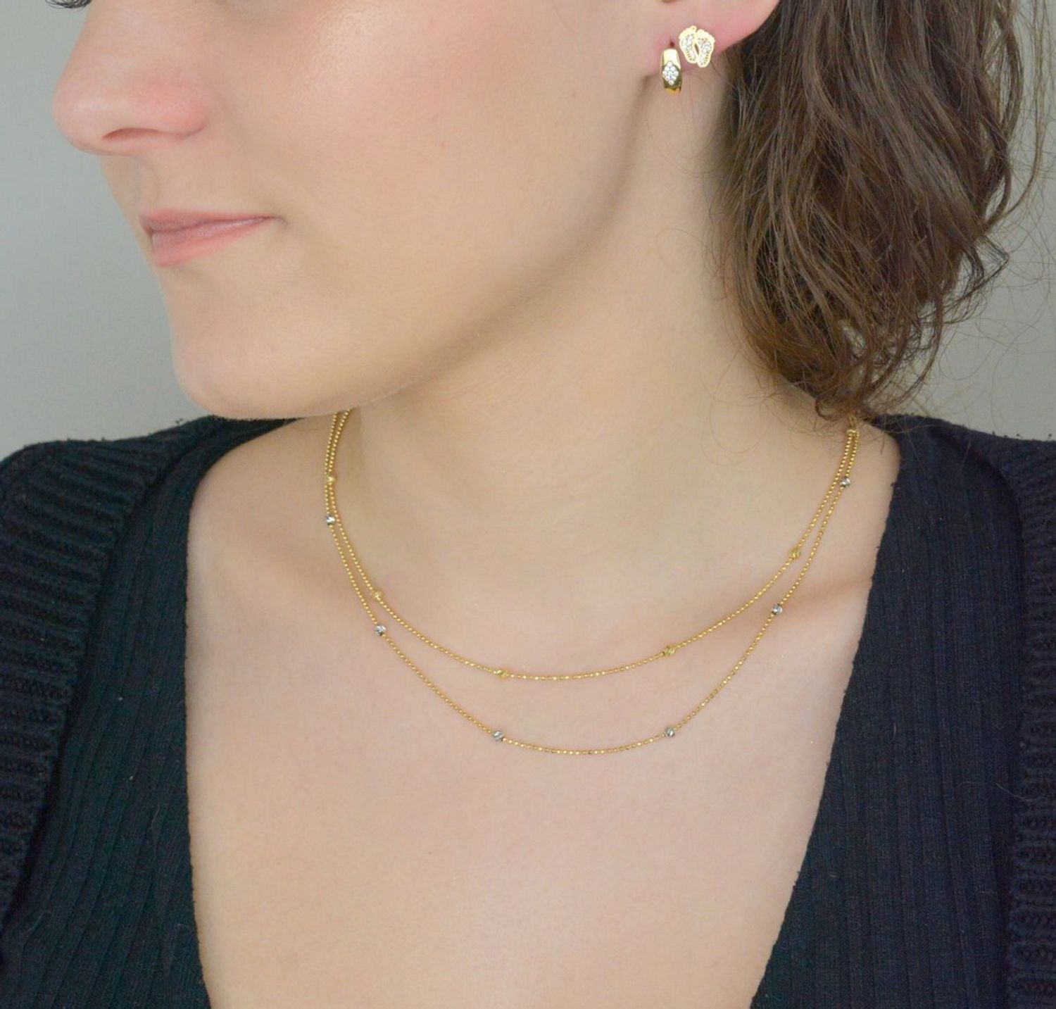 Złote kolczyki przy uchu stópki z cyrkoniami DIA-KLC-1583-333 Kolczyki z motywem stópek dziecięcych to urocza biżuteria, która doskonale oddaje delikatność i ciepło wizerunku maluszka.1.jpg