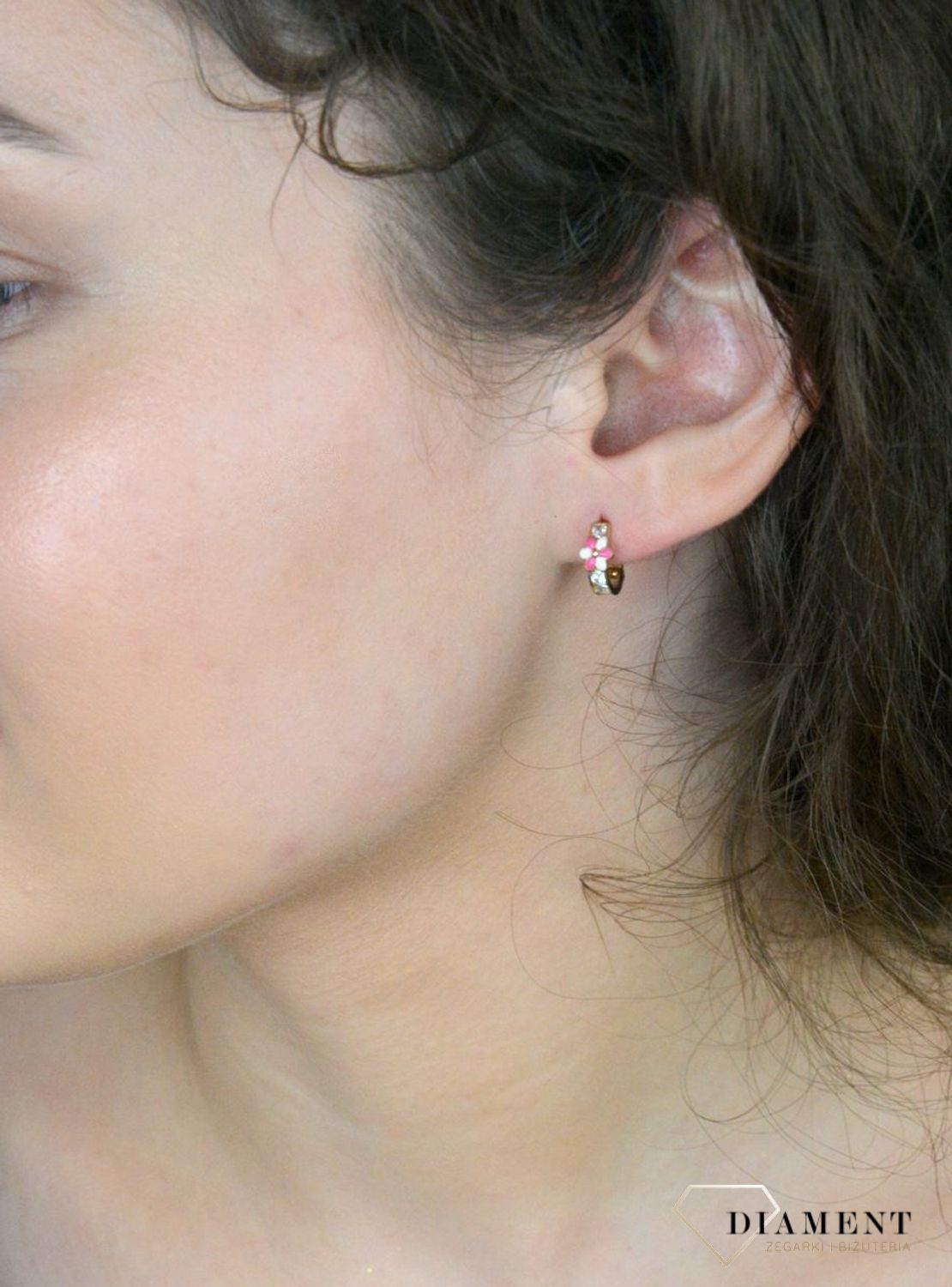 Złote kolczyki dla dziecka z kwiatkiem próba 333, DIA-KLC-1588-333 Kolczyki dla dziecka w kształcie kółek z cyrkonią i kwiatkiem to urocza biżuteria, która z pewnością 1.jpg